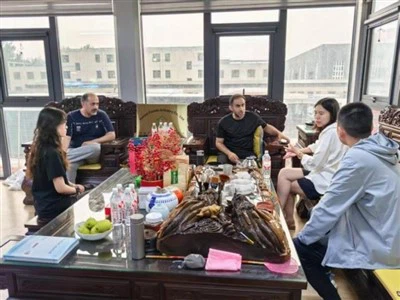 Клиенти от Саудитска Арабия посещават нашата фабрика за модулни контейнери